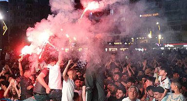 Elazığ'da nefesler tutuldu: Taraftarlar Elazığspor maçı için dev ekran başına geçti