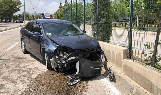 Elazığ'da otomobil duvara çarptı: 1 yaralı