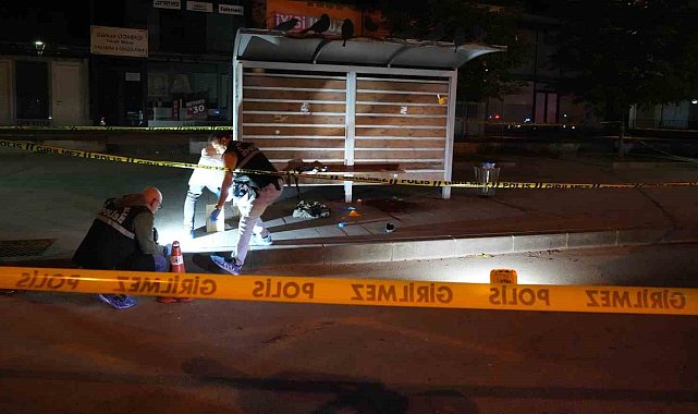 Emekli polis memuru otobüs durağında kendini vurdu