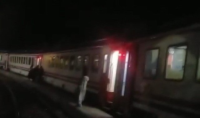 Erzincan'da heyelan nedeniyle Doğu Ekspresi İliç Tren Garında bekletiliyor