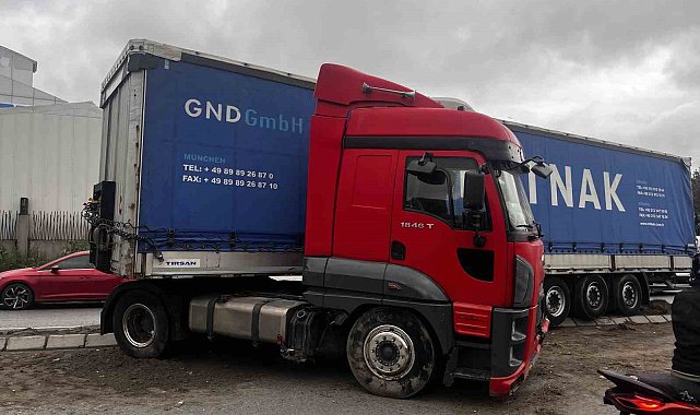 Esenyurt'ta kontrolden çıkan tır PTS direğine çarptı