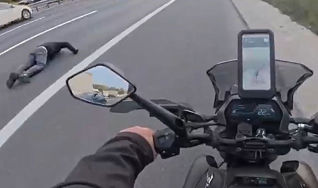 Esenyurt'ta motosiklet arızalanarak emniyet şeridinde duran kamyonete çarptı: 1 ağır yaralı