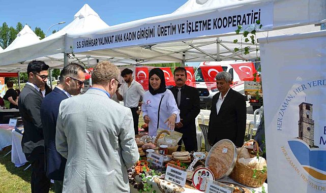 Eskişehir'de yöresel lezzetler stantları büyük ilgi gördü