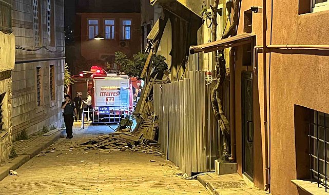 Fatih'te 2 katlı metruk bina çöktü