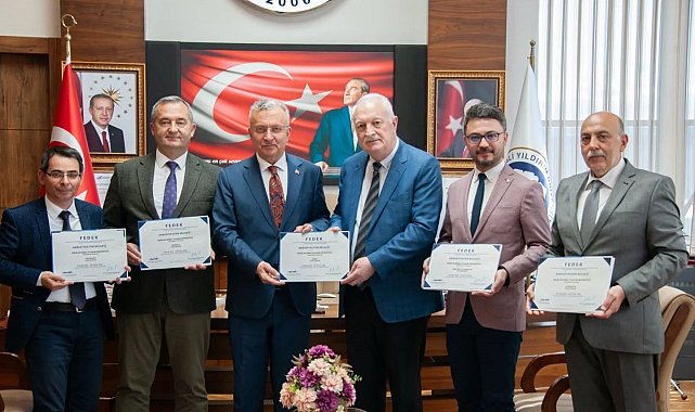 Fen Edebiyat Fakültesinin, akreditasyon belgelerini rektöre takdim etti