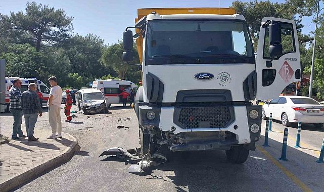 Fethiye'de kamyonet ile kamyon çarpıştı; 2 yaralı