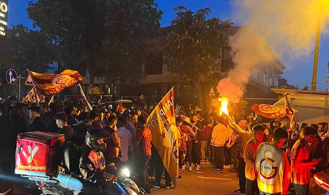Galatasaray taraftarları Florya'da şampiyonluğu kutluyor