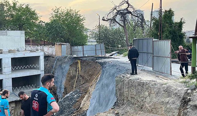 Gaziosmanpaşa'da inşaat çalışması sırasında yol çöktü