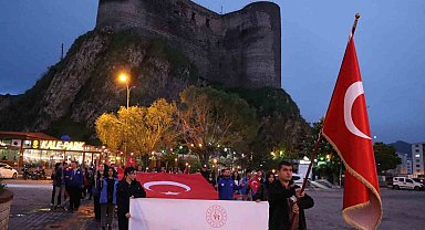Gençler meşalelerle yürüdü