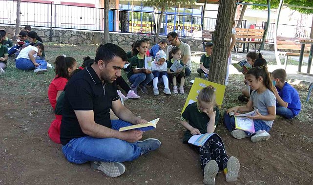 Gercüş'te öğrenciler anne, baba ve öğretmenleriyle kitap okudu