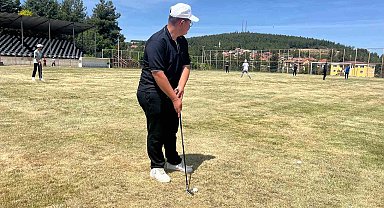 Golf oynayan huzurevi sakinleri, azim ve enerjileriyle alkış aldı