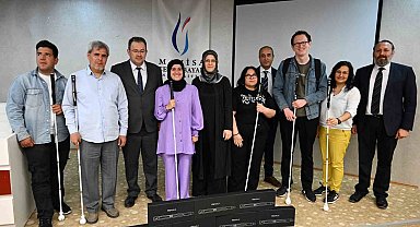 Görme engelli öğrencilere akıllı bastonlar hediye edildi
