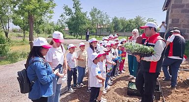 Güroymaklı öğrencilere uygulamalı tarım eğitimi