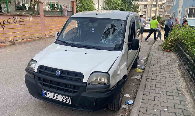 Hafif ticari araç ile scooter çarpıştı: 2 çocuk yaralandı