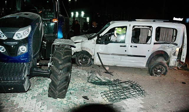 Hafif ticari aracın yoldan çıkıp traktöre çarptığı kaza kamerada: 1 ölü