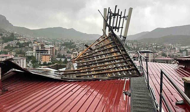 Hakkari'de fırtına çatılara zarar verdi