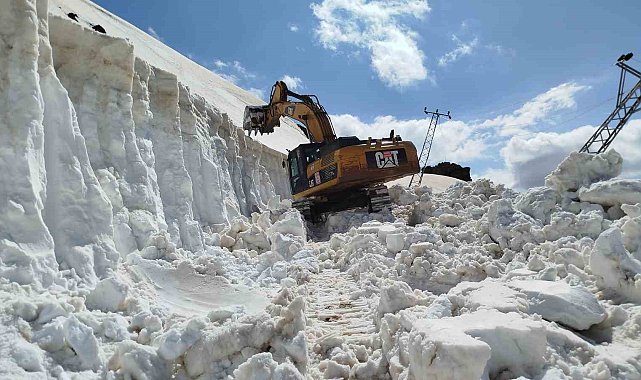 Hakkari'de kar tünelleri arasında zorlu ulaşım mücadelesi