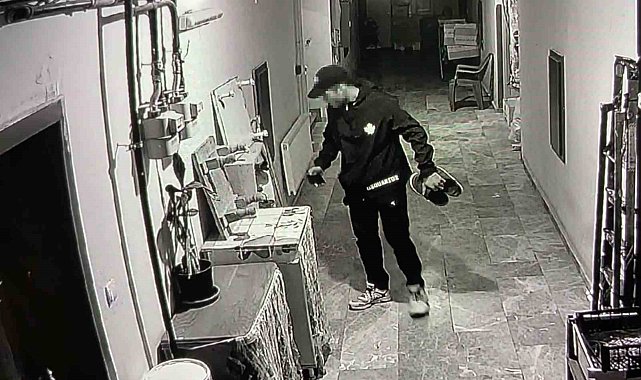 Havluyu kokladı, ayakkabıları seçti, beğendiklerini poşetleyip gitti