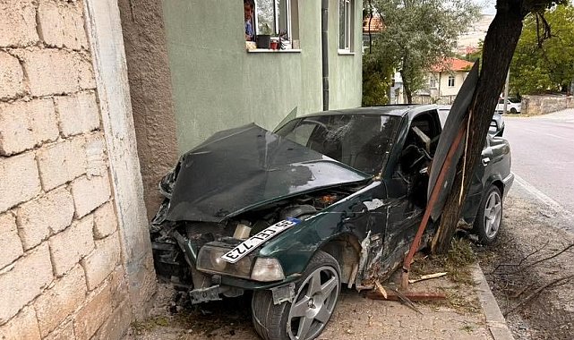 Hisarcık'ta ehliyetsiz sürücü polisten kaçarken kaza yapıp yaralandı
