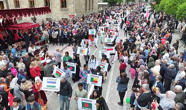 Isparta sokakları gül sularıyla yıkandı, Uluslararası Gül Festivali görsel şölene dönüştü