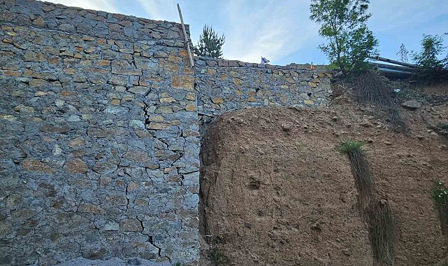 İspir'de bir yıl önce yapılan duvardaki çatlamalar vatandaşları tedirgin ediyor