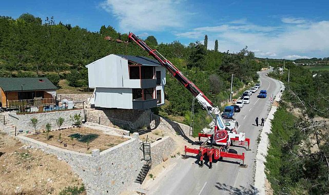 Kaçak villayı vinçle taşıdı