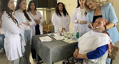 Kadınlar güzelleşti, köy kahvesi güzellik salonuna döndü