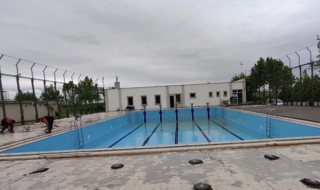 Karacabey Belediyesi yüzme havuzunu yaza hazırlıyor