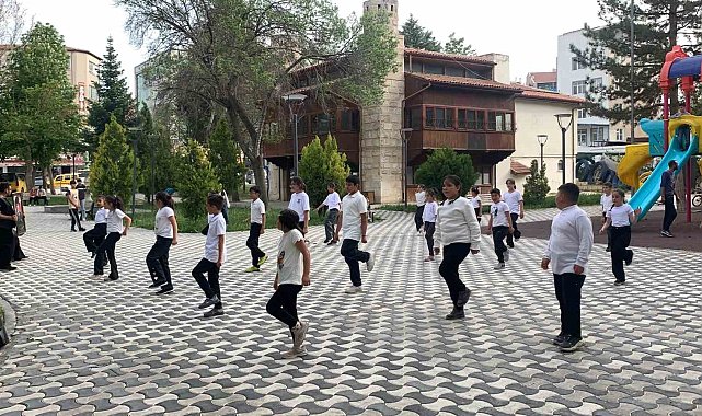 Karaman'da eş zamanlı halk oyunları gösterisi