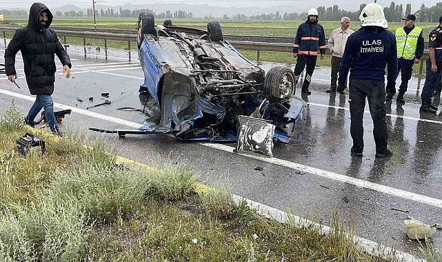 Karşı şeride geçip iki araca çarpan otomobil takla attı: 1 ölü, 4 yaralı