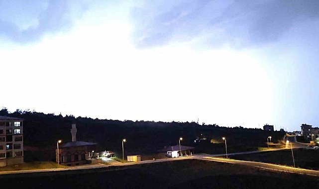 Kayseri'de şimşekler geceyi aydınlattı