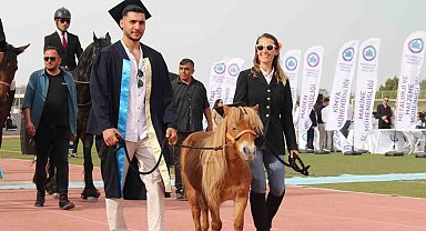 Kep takan sevimli at, 4 bin 500 öğrenci ile birlikte mezun oldu
