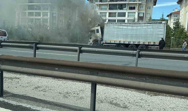 Kocaeli'de alevlere teslim olan tır, itfaiye ekiplerince söndürüldü