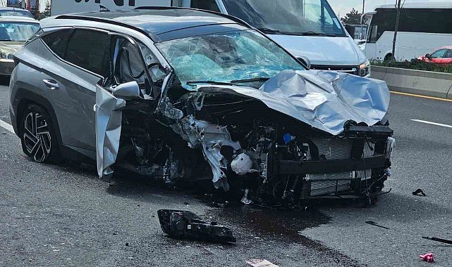 Kontrolden çıkan otomobil otobüs durağına daldı: 2 ağır yaralı