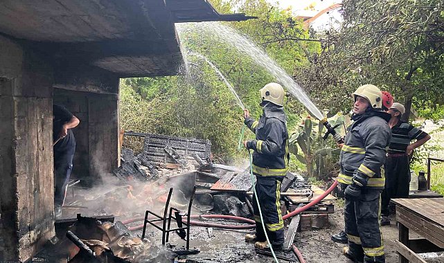 Köy ekmeği yapan kadınlar, ateşi söndürmeden gidince boş bina alev aldı