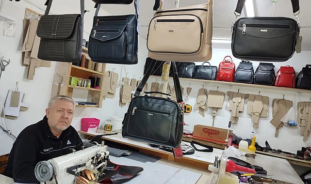 Küçük atölyesinde eliyle diktiği deri ürünleri Türkiye'nin her yerine gönderiyor