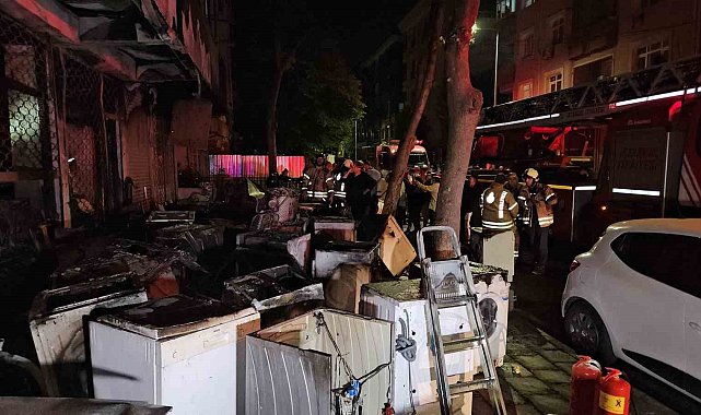 Küçükçekmece'de beyaz eşya deposunda çıkan yangın 3 katlı binayı kül etti