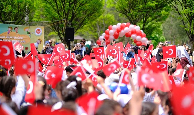 Kur'an kursları yılsonu şenliği renkli görüntülere sahne oldu
