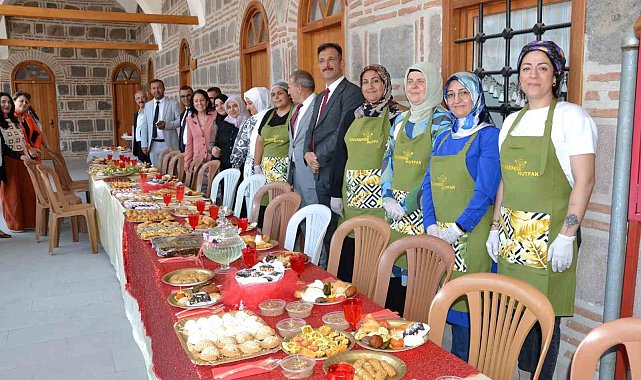 Kursiyerlerin el emeği ürünleri sergilendi