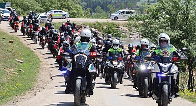 Liseli gençler motosikletleriyle trafik farkındalığı oluşturdu: "Bir Kural, Bir Ömür" yolculuğu