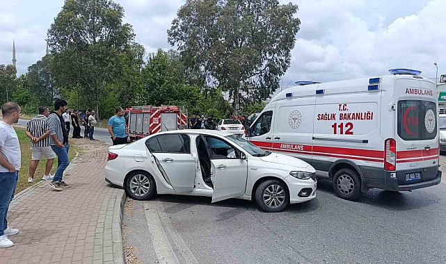 Manavgat'ta iki otomobil çarpıştı