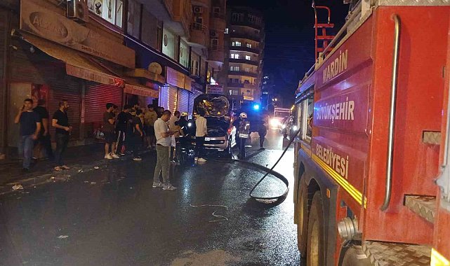 Mardin'de yanan hafif ticari araç itfaiye ekiplerince söndürüldü