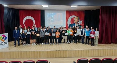 Matematik Olimpiyatları'nda dereceye giren öğrenciler ödüllerini aldı