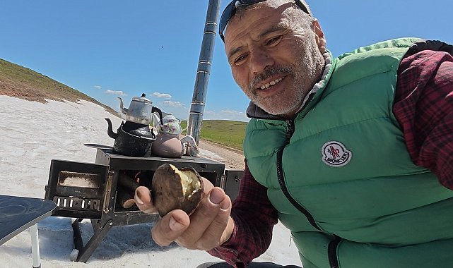 Mayıs ayında kar üstünde kara demlikte çay keyfi yaptı