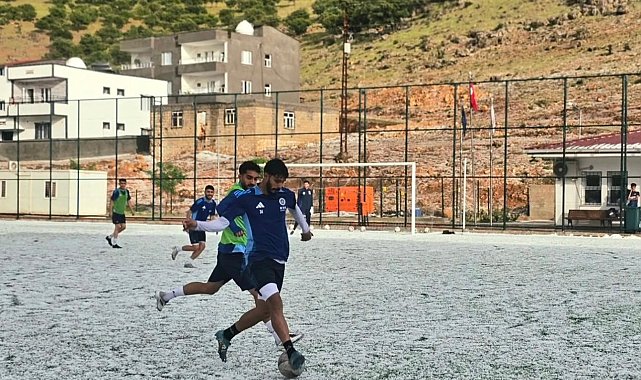 Mazıdağı Fosfatspor, dolu yağışına rağmen antrenmana devam etti
