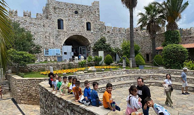 Menteşeli çocuklar tarihi resmetti