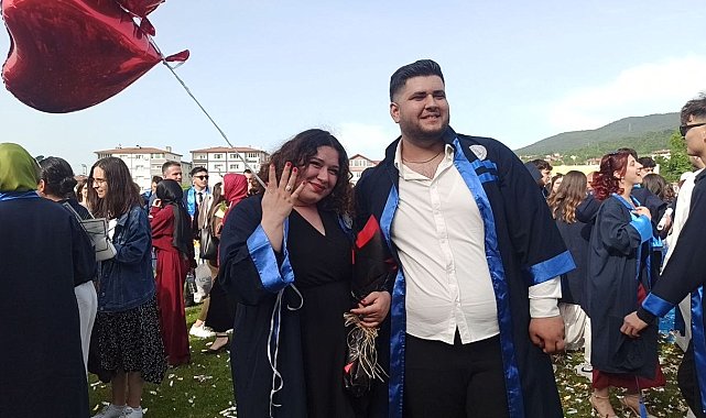 Mezuniyet töreninde evlilik teklifi sürprizi
