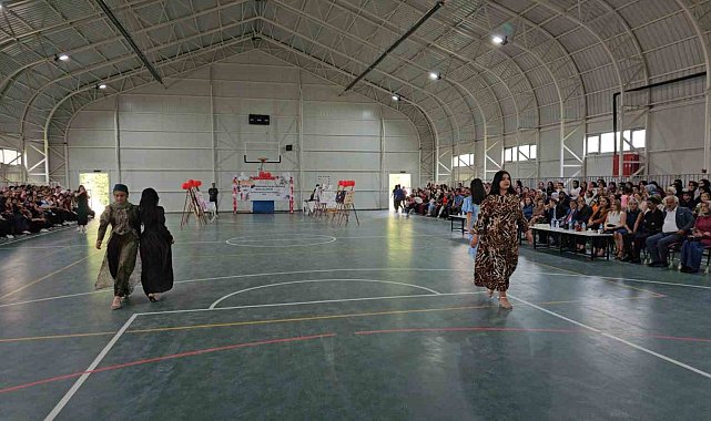 Moda bölümü öğrencileri tasarladıkları giysileri sergiledi