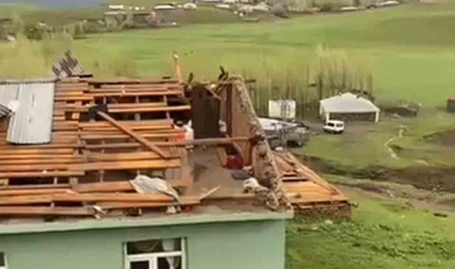Muş'ta fırtına evlerin çatılarını uçurdu