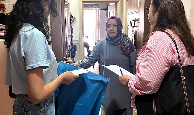 Öğrenciler kapı kapı dolaşılarak halka çevre bilinci kazandırıyor